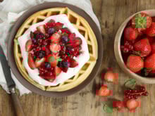 Gaufres aux fruits rouges et à la crème montée