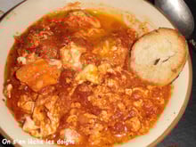 Œufs pochés à la tomate