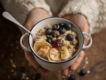 Prêt en 5 minutes, peu sucré et riche en fibres : voici la recette de l’overnight porridge, parfait pour le petit déjeuner !