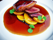 Magret de canard du sud ouest, foie gras grillé et gelée de pomme verte