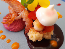 Langoustine croustillante, rougail tomates-poivrons, mimosa d'œuf et gelée à l'hibiscus