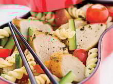 Salade de pâtes à l'émincé de poulet mariné au pesto