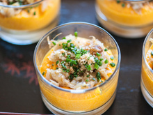 Verrine de mousse de carottes brisure de cacahuète, nage de poireaux caramélisés