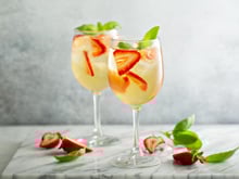 “On peut s’amuser sans alcool” : Laurent Mariotte partage une recette de sangria blanche rafraichissante imaginée par une mixologue