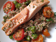 Salade de quinoa aux tomates, haricots verts et truite fumée