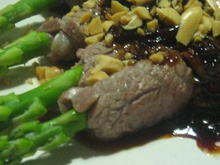 Roulés de bœuf aux asperges et bacon, caramel de poivron rouge, cacahuètes rôties