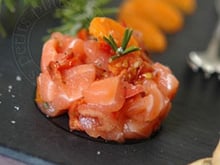 Tartare de saumon, tomates confites et clémentines