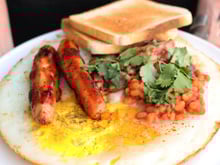 Oeuf d'autruche façon English breakfast