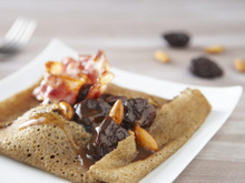 Galette aux pruneaux, amandes et lard grillé sur sa sauce à la crème