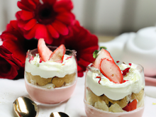 Trifle de fraises à la rose et au chocolat blanc