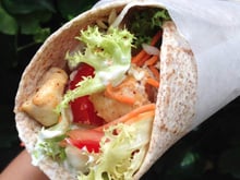 Wrap aux crudités, poulet au citron et tzatziki