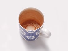 Taches de thé ou de café : 5 astuces naturelles pour les éliminer !