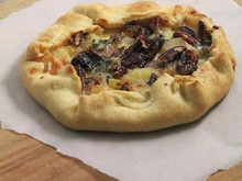 Tarte salée aux poires roquefort cranberries et noix de pécan