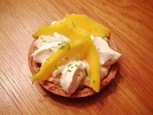 Tartelettes sablées au chocolat, mousse coco, chantilly et mangue