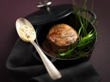 Filet de bœuf rôti sur la tranche, fumé aux épines de pin, sauce choron, grenailles de l'île de Ré en cocotte