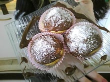 Muffins cœur Nutella glaçage chocolat au lait parsemé de noix de coco