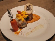 Cannelloni de poulet aux champignons sauce suprême, purée de patate douce et carottes glacées