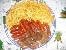 Barbecue de cotelettes saucisses de poulet et frites