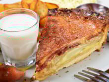 Quiche au lard fumé, oignons et fromage