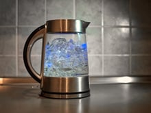 Rappel produit chez Carrefour : ne l'utilisez plus, cette bouilloire électrique présente un risque d'électrocution