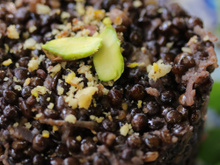 Risotto vegan de lentilles, thé fumé et parmesan de fruits secs