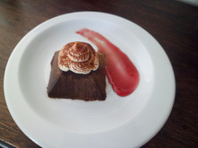 Pyramide chocolat noir enneigée sur sa coulé de lave aux fruits rouges garni de mousse au chocolat au lait