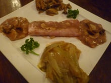 Jambon, sauce au porto et son accompagnement forestier