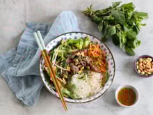Comment réaliser un bò bun à la maison, cette salade délicieuse vietnamienne ?