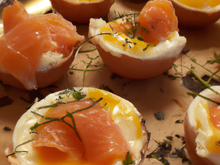 Brouillade aux œufs de saumon en corolles