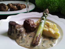 Fricassée de morilles farcies et d'asperges vertes Crème de morilles