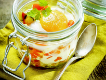 Œufs cocotte aux petits légumes du Sud et chèvre