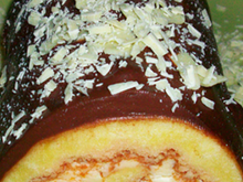 Roulé fourré mascarpone-chocolat blanc-orange, glaçage au chocolat noir