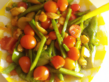Salade de tomates et  de petits légumes poêlés