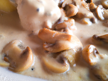 Chapon à la crème de petits suisses et aux champignons