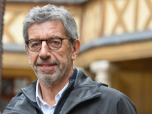 Pour éviter les coups de mou, le Dr. Michel Cymes partage ses 4 aliments pour lutter contre la fatigue hivernale