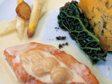 Radeau de saumon et de Saint-Jacques aux asperges meunières, ragoût de barbes à la Fourme d'Ambert