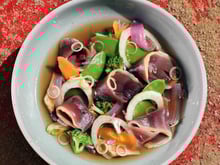 Gravelax de canard au sel de Camargue aromatisé senteurs - bouillon corsé et légumes du moment