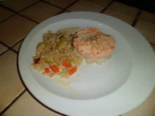 Cabillaud, mousse de saumon accompagnée de blé et légumes