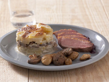 Magret de canard rôti, sauce au vin rouge et échalotes, gratin Dauphinois aux Champignons de Paris - marrons entiers, cèpes et persil