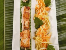 Brochette de saumon, légumes au wok et rougail de tomate au lait de coco