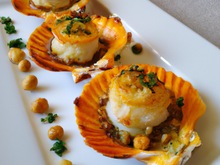 Coquilles Saint Jacques en croûte de noix et crème de potiron