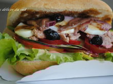 Pain bagnat agrémenté au thon, aux olives et aux anchois