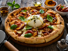 Pêches, pesto et burrata : cette garniture de pizza est notre nouvelle association préférée de l’été