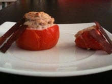 Tomates farcies à la mousse de jambon-ciboulette et chips de jambon.