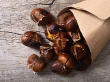 Pourquoi certains cuisent leurs châtaignes avec ces ingrédients (et ils ont raison)