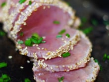 Tataki de thon blanc fumé au sésame
