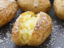 Notée 4,9/5 avec plus de 100 votes, cette recette de pommes de terre au four à la fleur de sel et crème de ciboulette est un pur régal !