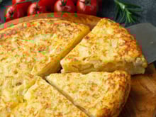 “On va voir comment faire la vraie tortilla, la version des anciens” : voici le secret de grand-mère pour réussir cette recette espagnole irrésistible !