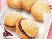 Beignets moelleux fourrés à la framboise faciles