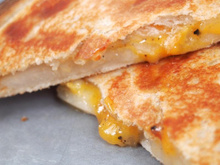 Croque au cheddar, poire et poivre ...